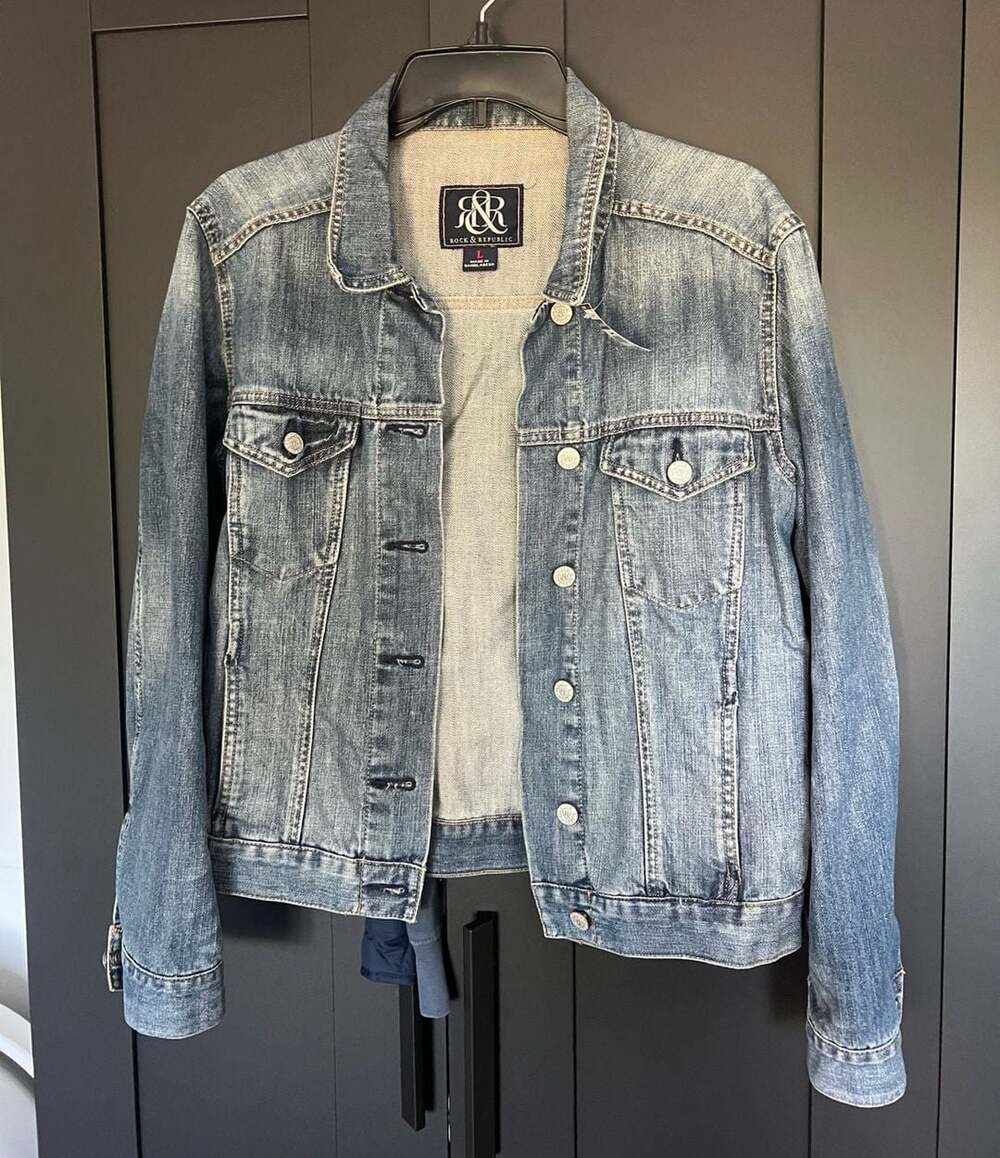Rock & Republic Denim Jacket Size L Blue Distressed Trucker
